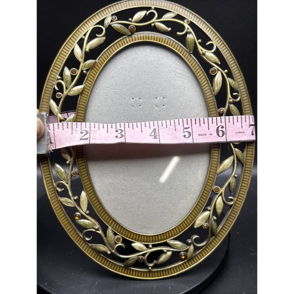 VTG, SOLID METAL PICTURE FRAME," 4" x 6" Photo," (6" x 8" Outer Oval) Used - Picture 7 of 7